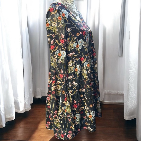 Altar’d State Small‎ Women’s Black Floral Boho Bell Sleeve Mini Dress Flowy - Picture 2 of 7